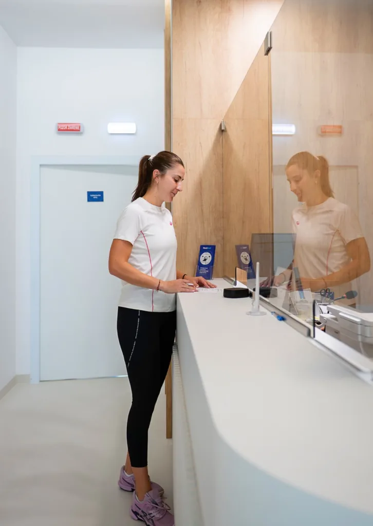 Belinda Bencic an der Rezeption des radiologischen Zentrums MediRad in Bratislava
